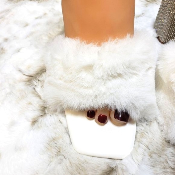 ☆ Cape Robbin White Softy Fur High Heels - Picture 7 of 9